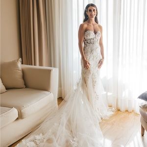 Absolute stunning off white Enzoani wedding dress
